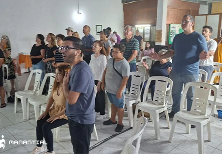Congregación adorando