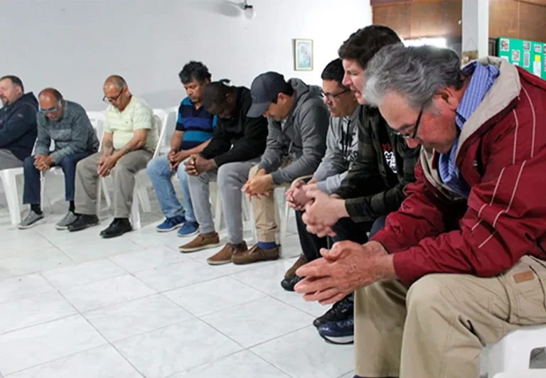 Hombres orando