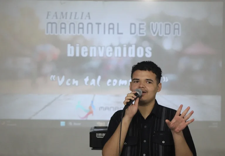 Joven cantando