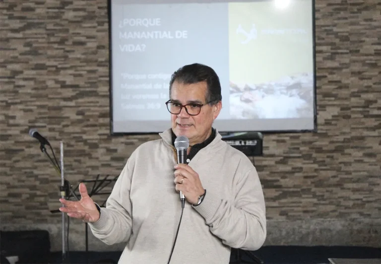 Pastor predicando